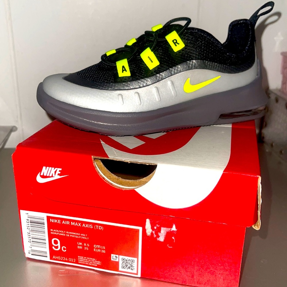 Nike toddler shoes size 9c only worn once and comes with original box